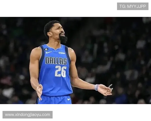 斯潘塞强势突破篮下一打二上篮得手 展现超强个人能力